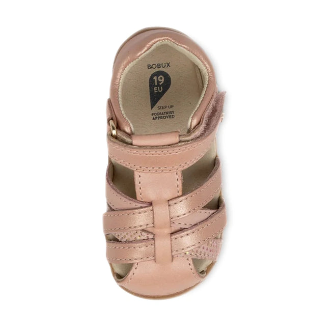 A single Bobux Step Ups Cross Jump Dusk Pearl Pink Closed Toe Sandal for toddlers, specially designed as an ideal first walkers kids’ sandal with an open toe and closed heel. It features two front straps and one ankle strap, while the insole displays the Bobux brand and size 19 EU., 9420062083222, 9420062083239, 9420062083246, 9420062083253