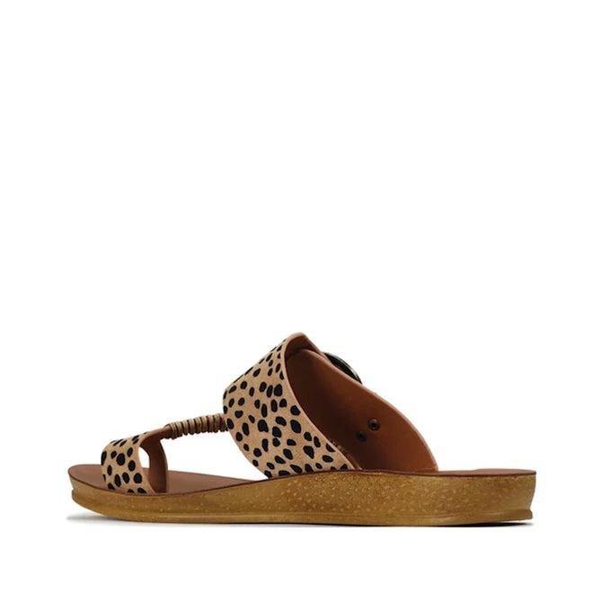 The Los Carbos Bria Cheetah Beige Black Light Flexible Sandal Jandal is a single women’s thong sandal with a cork sole, featuring black cheetah print spots on its wide tan strap and a matching thin toe strap, displayed against a white background.