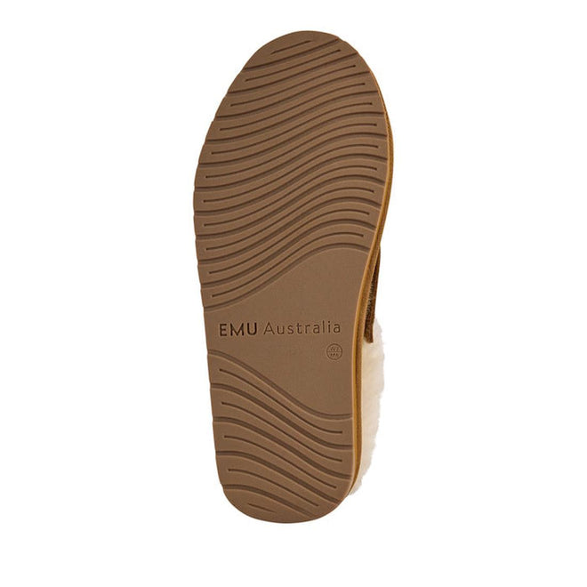 The photo shows the light brown sole of EMU FlexiCare Wide Opening Sheepskin Slippers Chestnut, with curved tread patterns and "EMU Australia" in the center. Part of the upper edge and its white fur lining are also visible., 9330071990957, 9330071990964, 9330071990971, 9330071990988, 9330071990995, 9330071991008, 52510, 52511, 52512