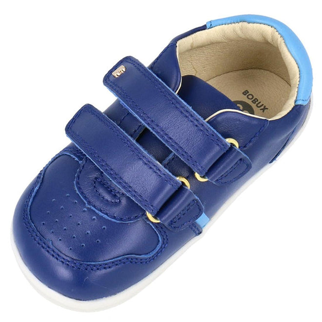 The Bobux Step Up SU Riley Sneaker Blueberry is a single blue leather children’s shoe with double straps, light blue accents, and a white rubber sole. Its vintage-look unisex design features the BOBUX logo on the insole for classic appeal., 9420075794962, 9420075794863, 9420075795112, 9420075794795