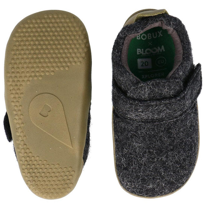 A pair of soft felt baby shoes, the Bobux Xplorer XP Marvel Felt in Charcoal Grey Olive, are shown; one displays a flexible tan sole, while the other reveals a suede toe cap and an inside label reading 20 EU., 9420075786721, 9420075786646, 9420075786707, 9420075786752