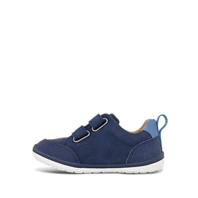 The Clarks Toddlers Melvin Leather Sneaker Shoe in navy (D narrow width) features a padded collar, two self-fastening straps, light blue heel tab, and white rubber sole, displayed from the side on a plain white background., 36283, 9336078978462, 9336078978486, 9336078978509, 36287