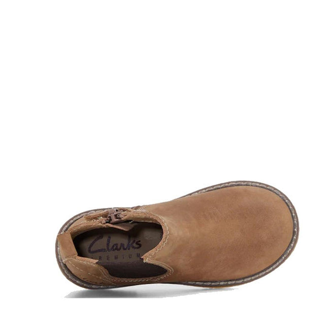 Top view of Clarks Chelsea II Jnr Tan Toddlers Leather Boot in tan leather with visible sole stitching and side zipper, Clarks-branded insole, and Puddle Proof technology. Displayed on a white background., 9336078263193, 9336078263216, 9336078263230, 9336078263254, 9336078263278