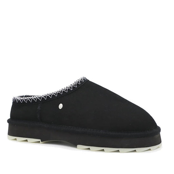 Right foot of EMU Outback Sharky Scuff Mull Black slipper with white Chunky slight platform sole on a white background