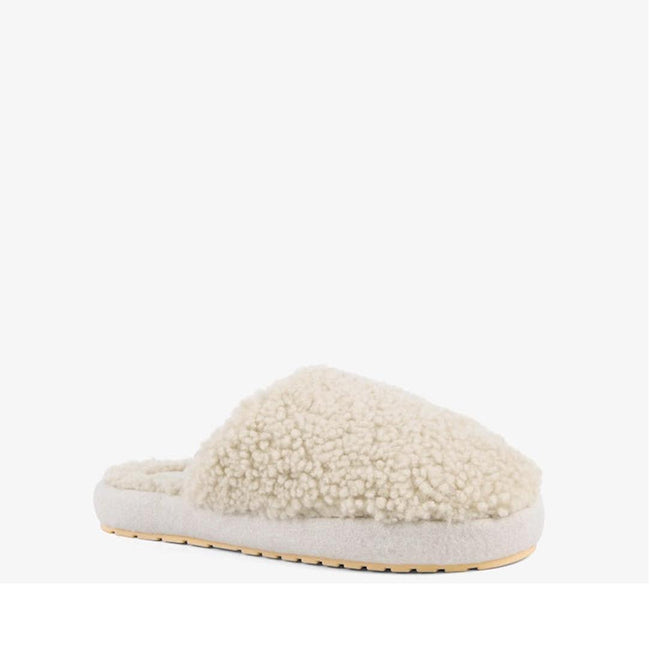 The right foot side  and front view of off-white EMU women's starley slipper scuffs made from natural wool, featuring a closed toe design. with curly wool effect over the toe and a slightly thicker cushioned sole.,
9330071972670,
9330071972687,
9330071972694,
9330071972700,
9330071972717,
9330071972724,