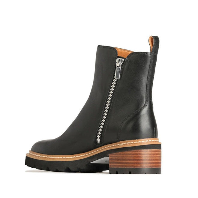 9321191195285,
9321191195292,
9321191195308,
9321191195315,
9321191195322,
9321191195339,
9321191195346,
EOS Lindira women’s boot in black leather, with side zip and wood-look heel. Right Foot inside of leg view from the heel.