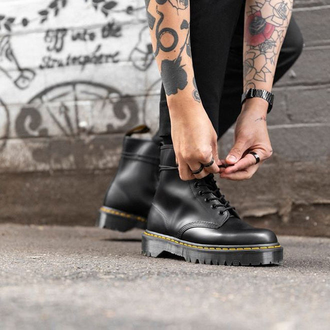 Dr Martens - Bex 1460 8 Up Black Leather Boot