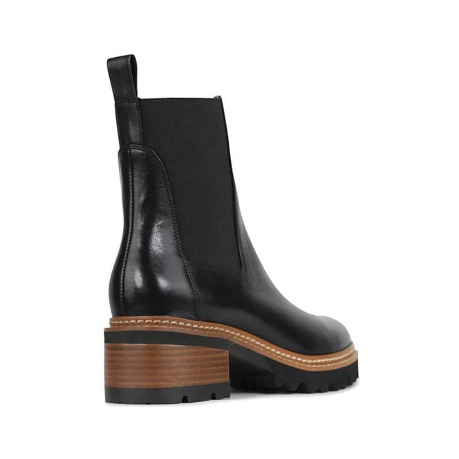 9321191079011,
9321191079028,
9321191079035,
9321191079042,
9321191079059,
9321191079066,
9321191079004,
EOS Linear women’s boot in Black leather with side gussets, block heel, and lugged sole. Side View of Right Foot taken from the heel showing heel detailing.